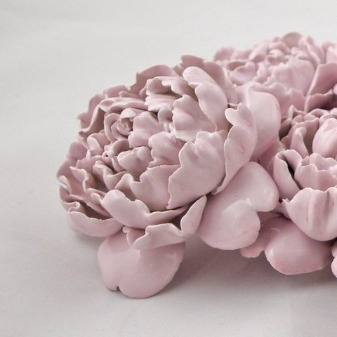 Розовые пионы — керамические цветы для интерьера